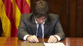 Puigdemont tras la firma de la convocatoria del 1-O.