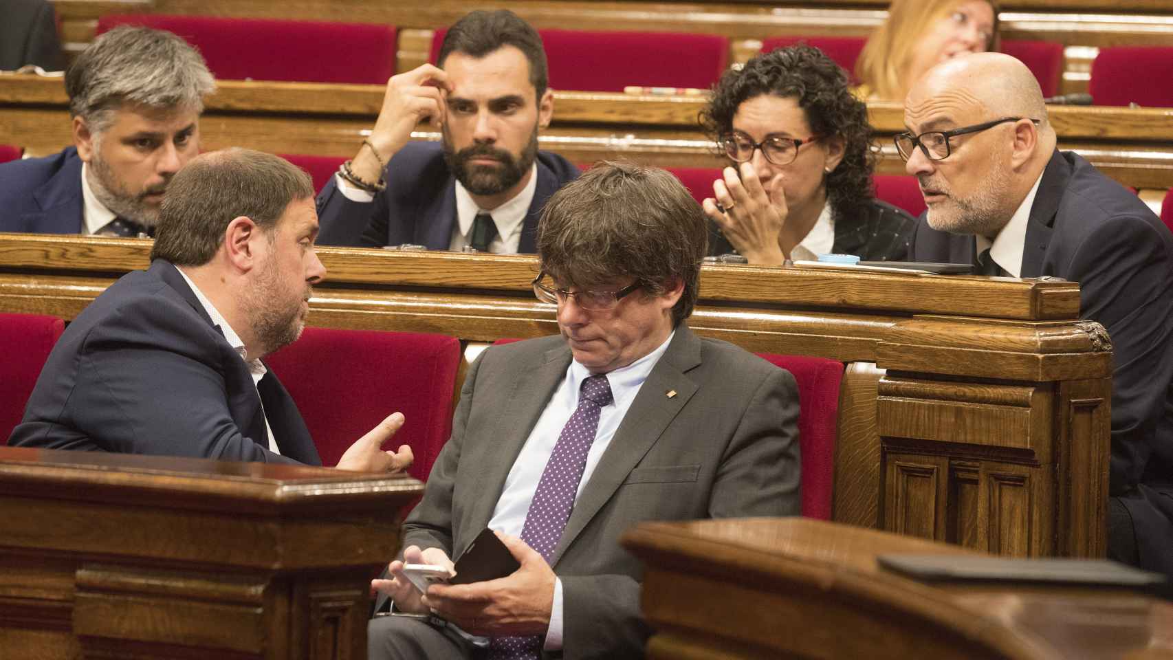 Junquera y Puigdemont, en el Parlament de Cataluña.