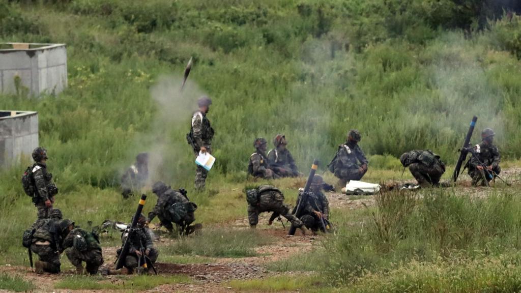 El ejército surcoreano practica ejercicios este jueves.