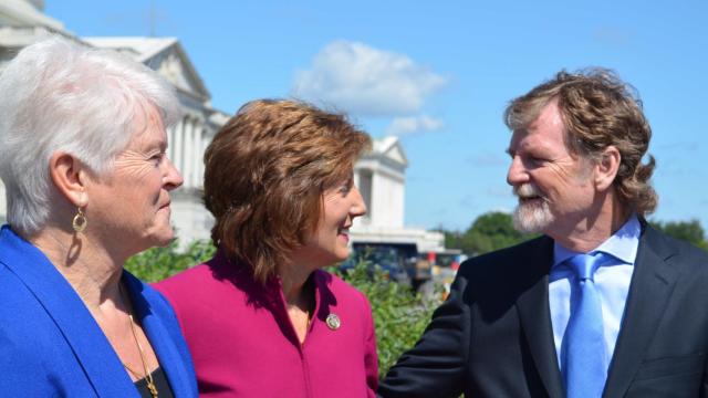 Phillips, junto a una autoridad política de Missouri, Vicky Hartzler.