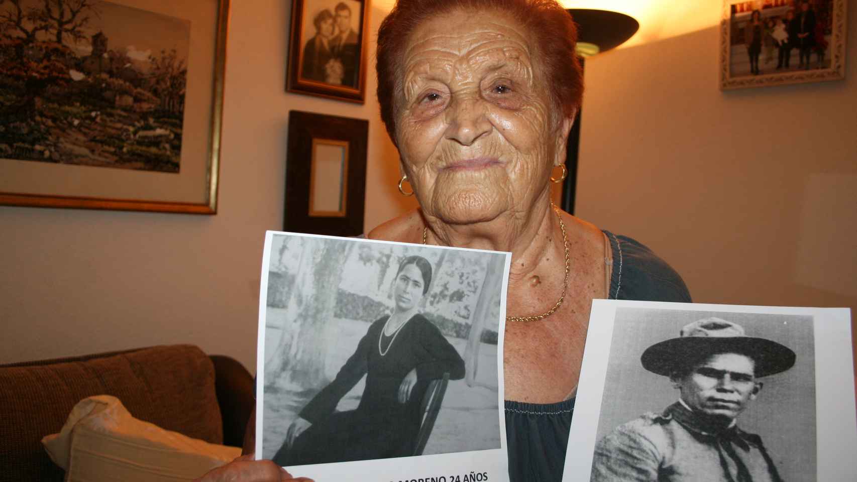 Virtudes Ávila Estanislao, con las fotos de sus padres, fusilados cuando tenía un año.