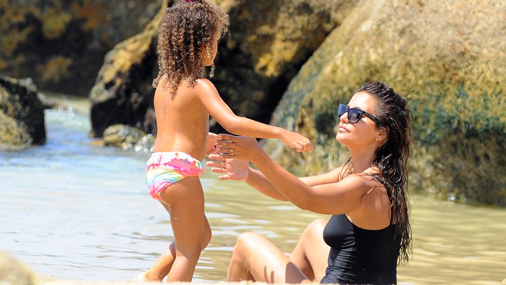 Mónica Cruz y su hija este verano en la plya.