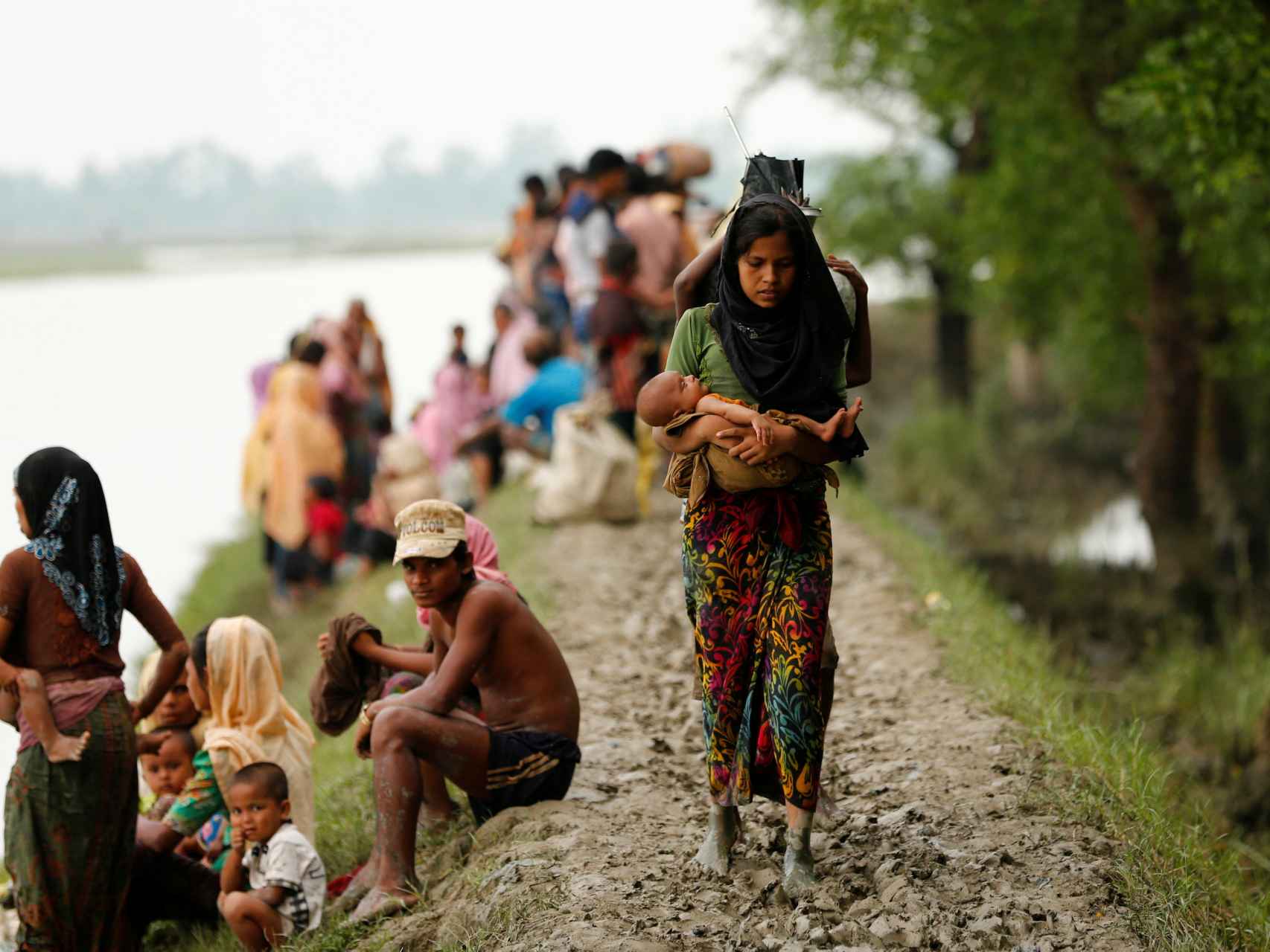 Una mujer camina después de cruzar la frontera de Bangladesh-Myanmar en Teknaf.