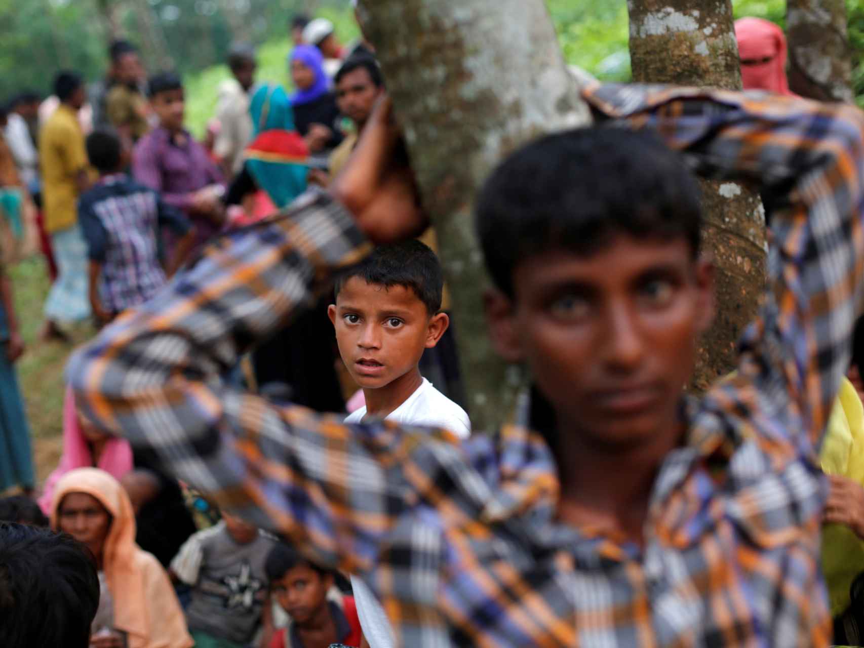 Los refugiados de Rohingya esperan cerca del campo de refugiados de Kutupalong