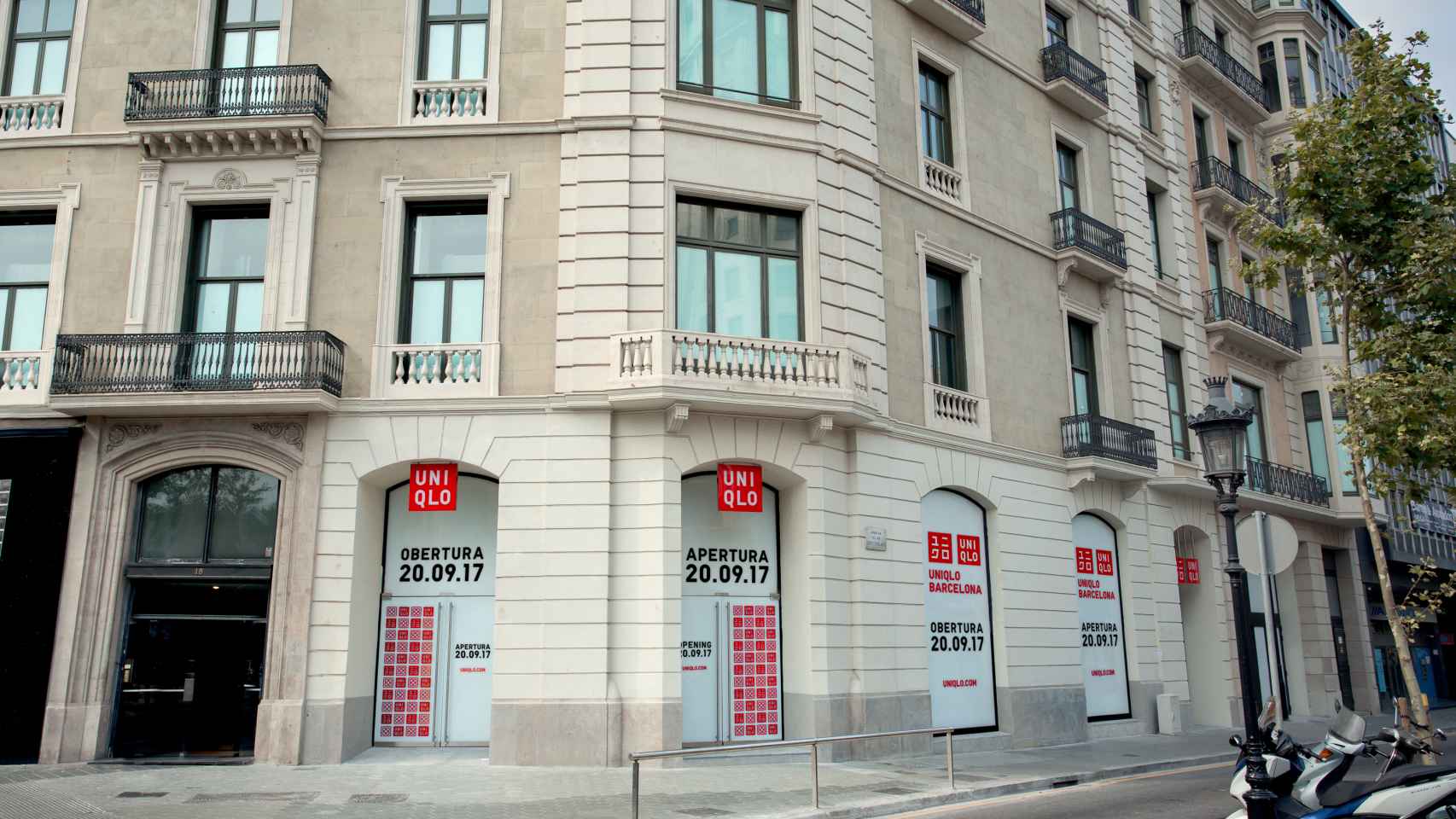 La fachada de la tienda de Uniqlo en Barcelona, la primera de España.