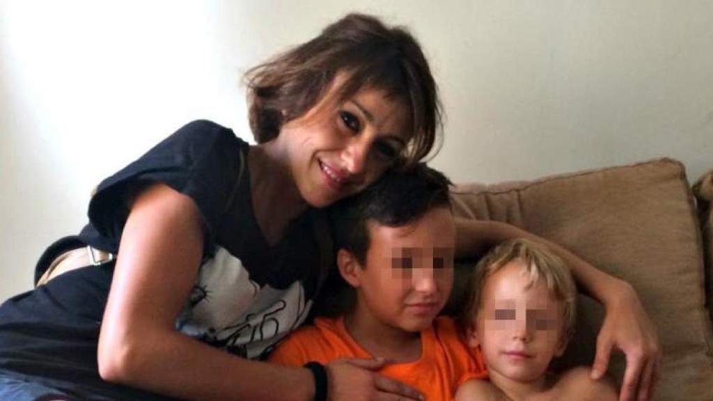 Juana Rivas, junto a sus hijos, de 11 y tres años.