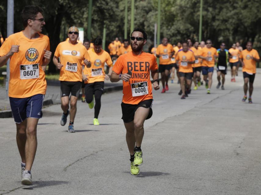 Dani Quintero, en una carrera, aparece a la derecha.