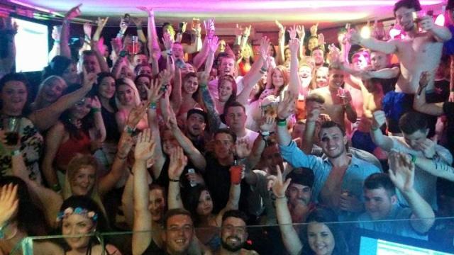 Turistas británicos que llegan a Magaluf atraídos por la empresaria Laura Cameron, la cabecilla del timo de la diarrea. Imagen del Facebook de una de sus empresas.