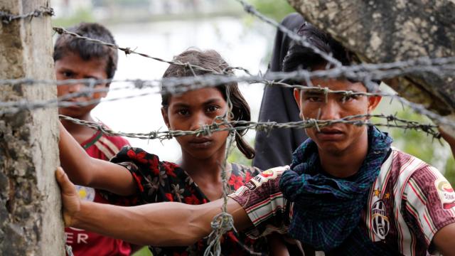 Los refugiados de Rohingya esperan cerca del campo de refugiados de Kutupalong.