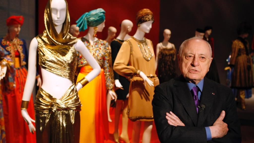 Pierre Bergé en una de las últimas exposiciones dedicadas a Yves Saint Laurent en París en 2011. | Foto: GTRES.