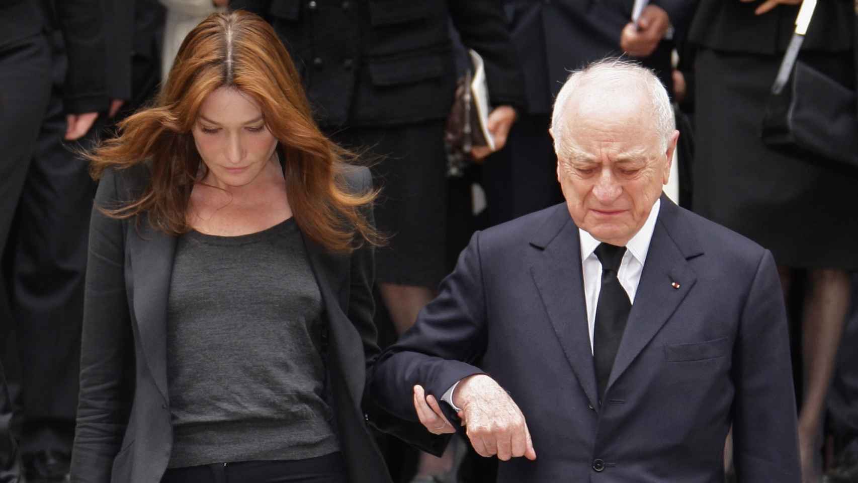 Pierre Bergé junto a Carla Bruni en el funeral de Yves Saint Laurent en 2008. | Foto: Getty Images.