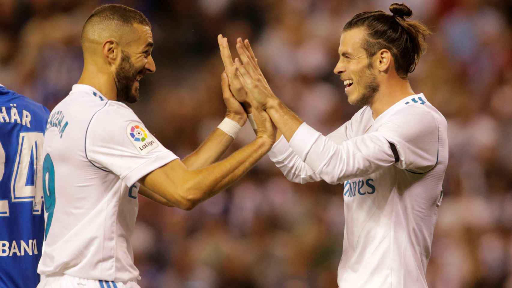 Bale y Benzema se felicitan contra el Deportivo.