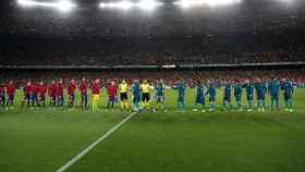 Los jugadores del Barcelona saludando a los madridistas