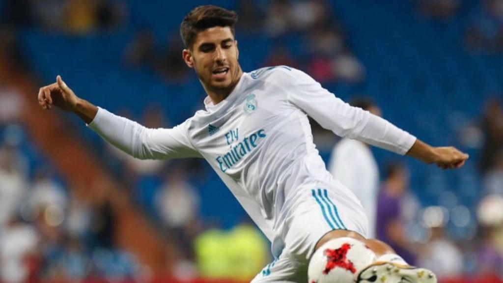 Marco Asensio golpea un balón en el entrenamiento. Foto: Pedro Rodríguez / El Bernabéu