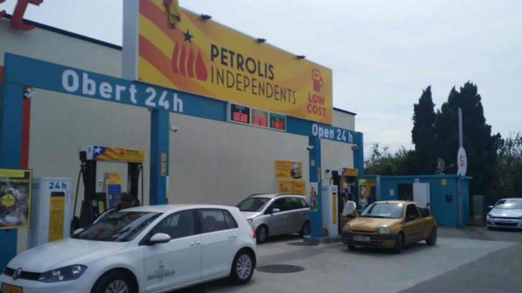 Una de las gasolineras de Petrolis Independents, abierta junto a un centro comercial.