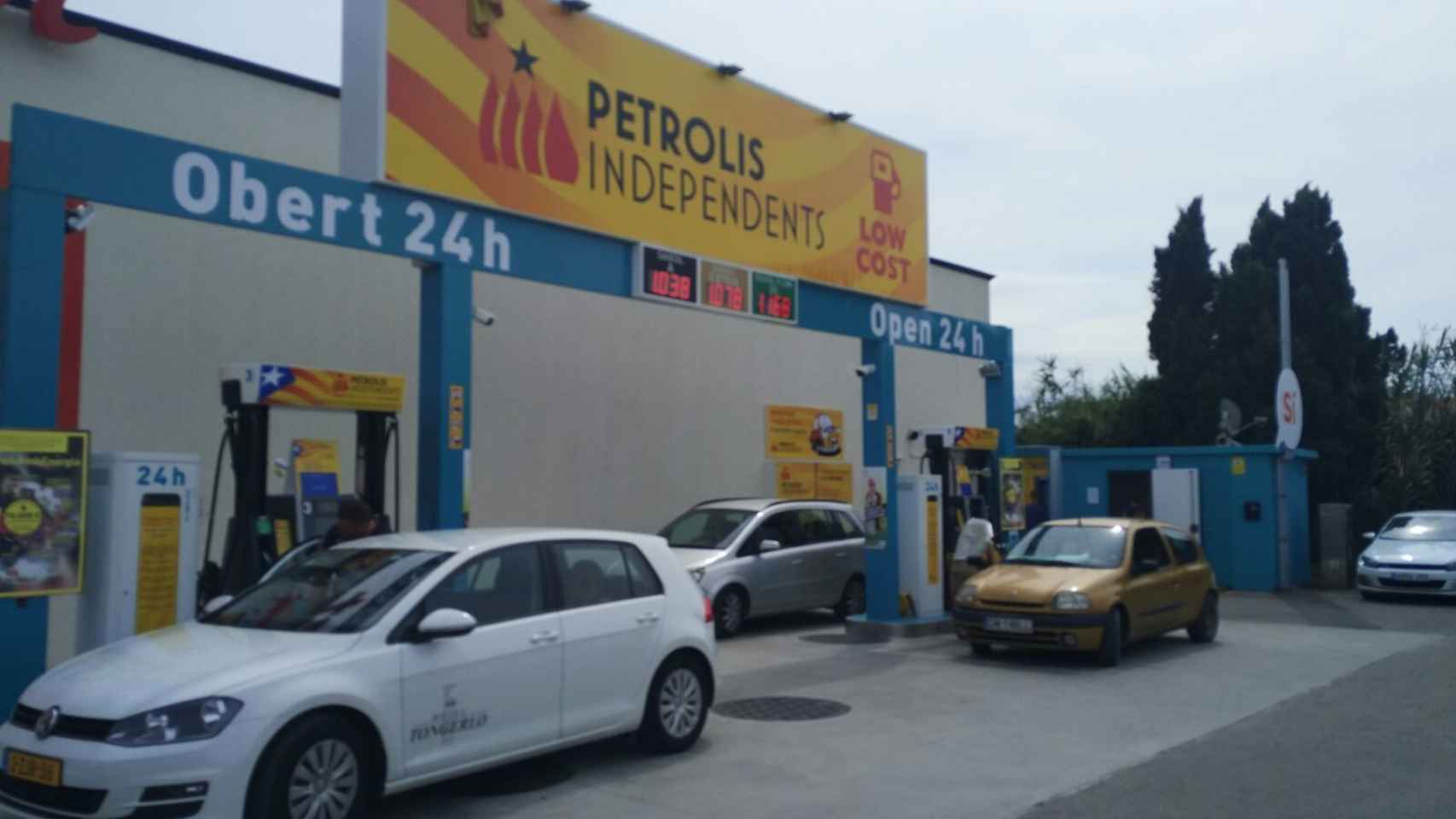 Una de las gasolineras de Petrolis Independents, abierta junto a un centro comercial.