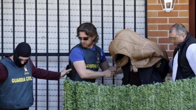 La Guardia Civil custodia al acusado tras la reconstrucción de los hechos