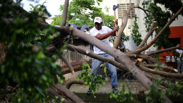 El huracán Irma se aproxima a Florida arrastrando una estela de devastación.