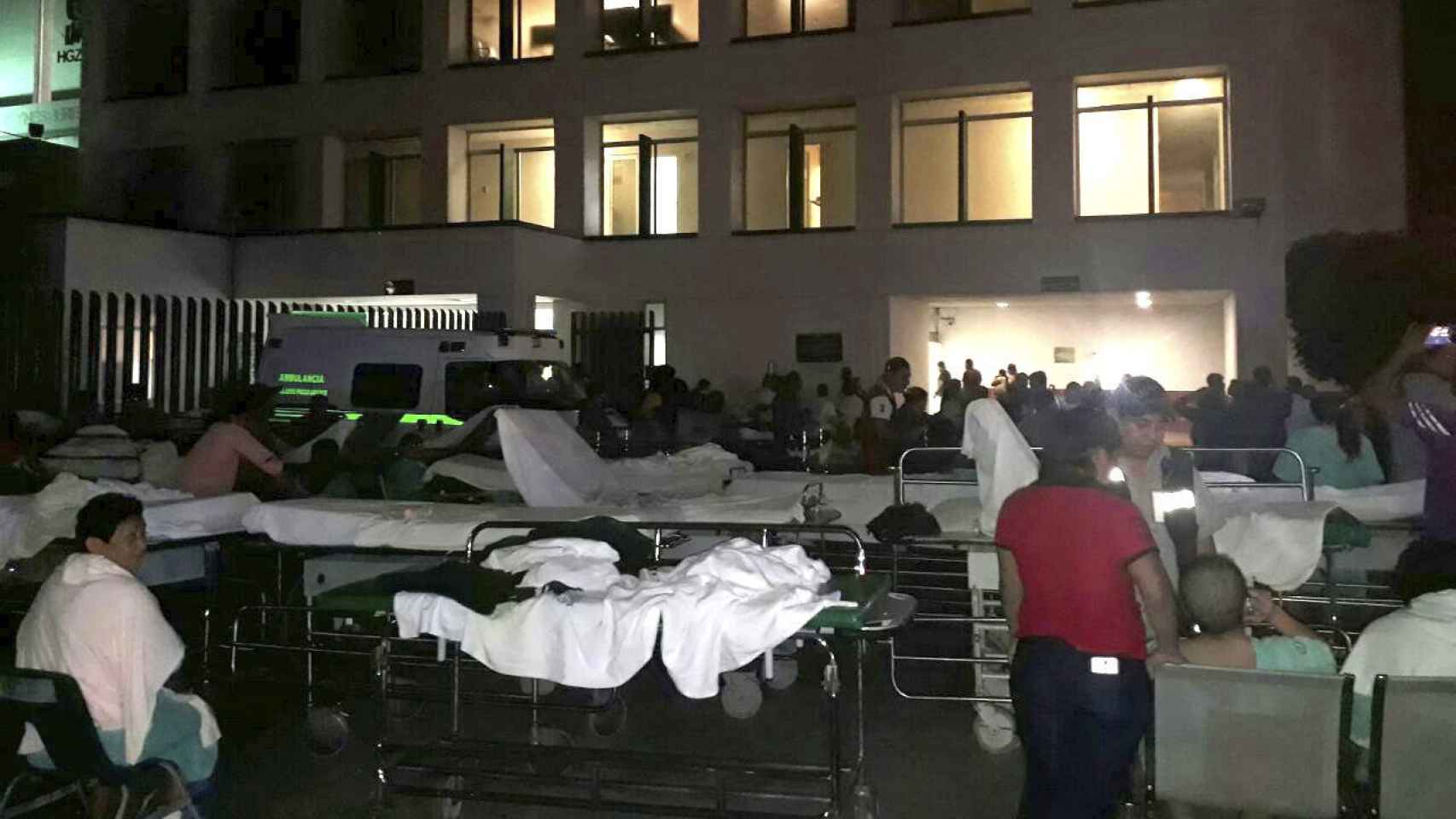 Pacientes y médicos de un hospital en Villahermosa ( México) permanecen fuera de las instalaciones tras el terremoto / Efe
