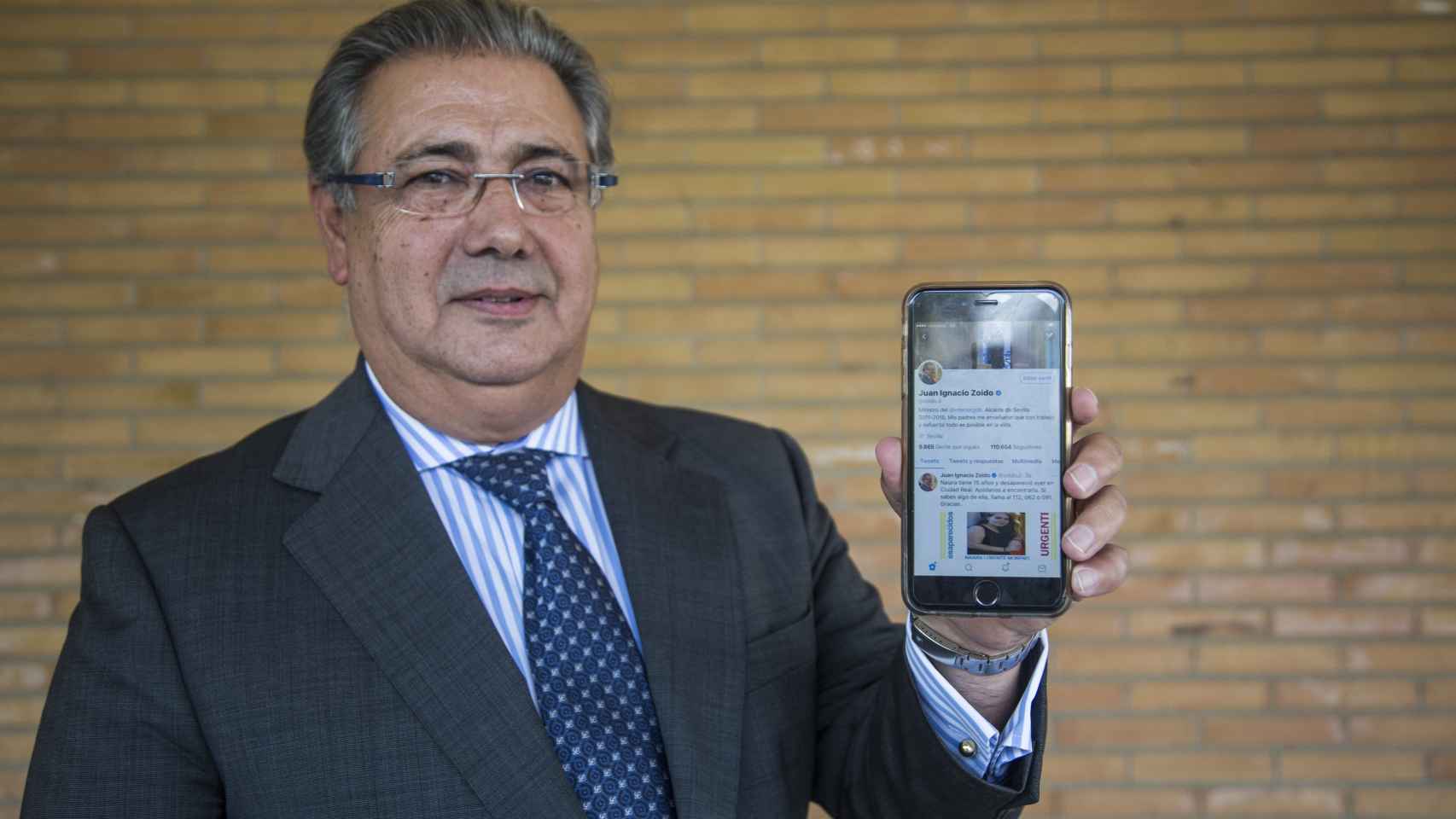 El ministro Juan Ignacio Zoido muestra su móvil con su cuenta de Twitter.