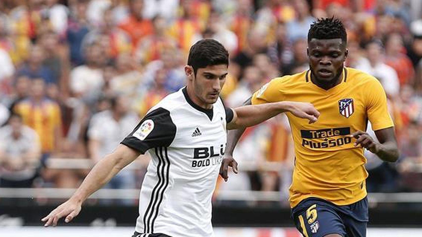 Thomas y Guedes pelean por una pelota en Mestalla.