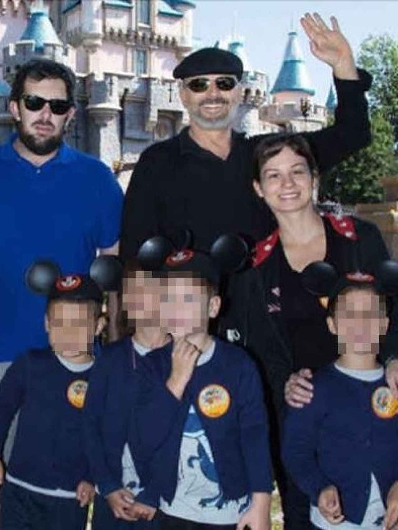 Miguel Bosé con sus hijos.