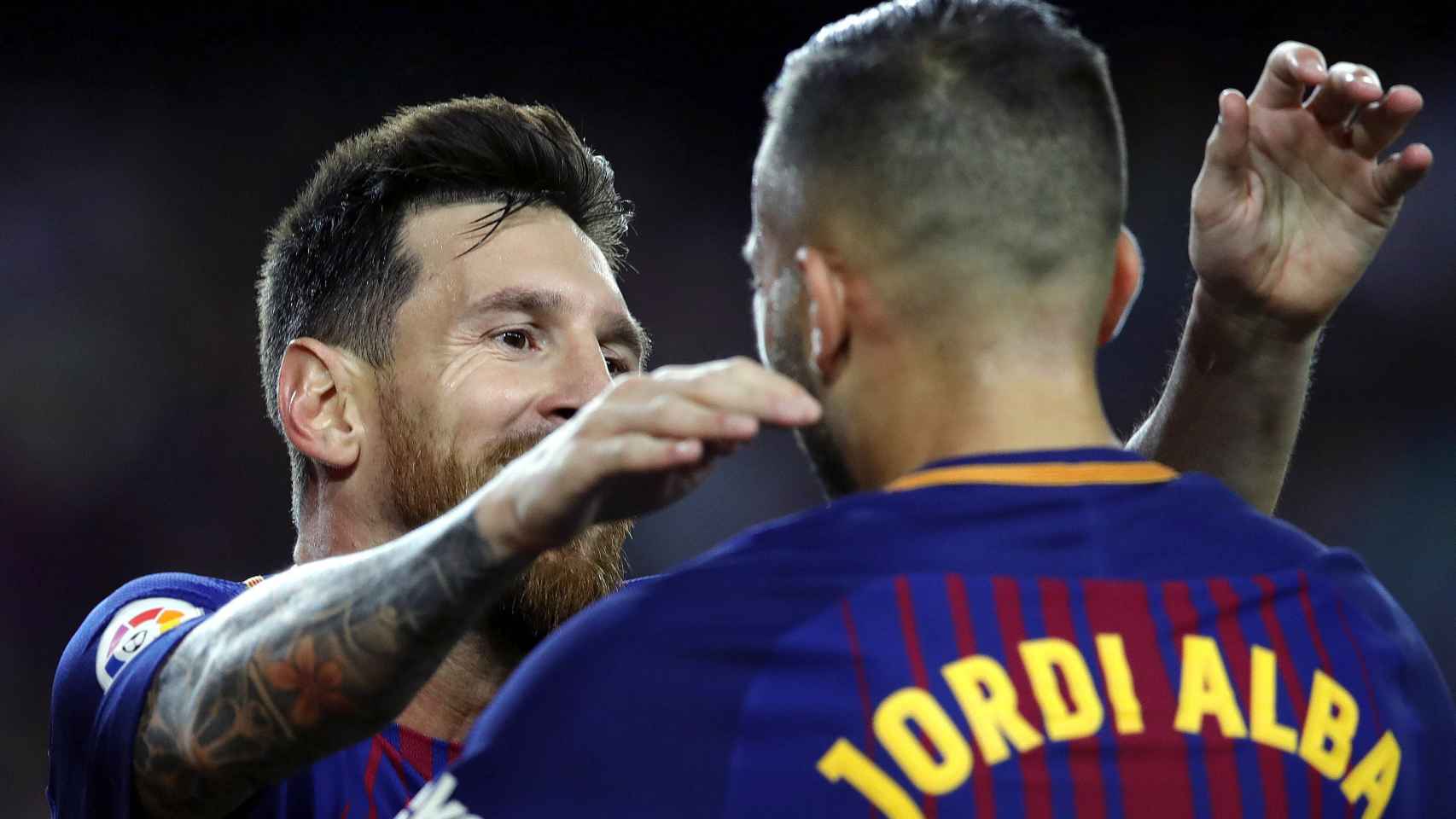 Messi abraza a Jordi Alba, que le 'regaló' dos goles ante el Espanyol.