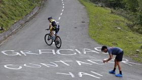 Un aficionado asciende el Angliru horas antes de la etapa de la Vuelta.