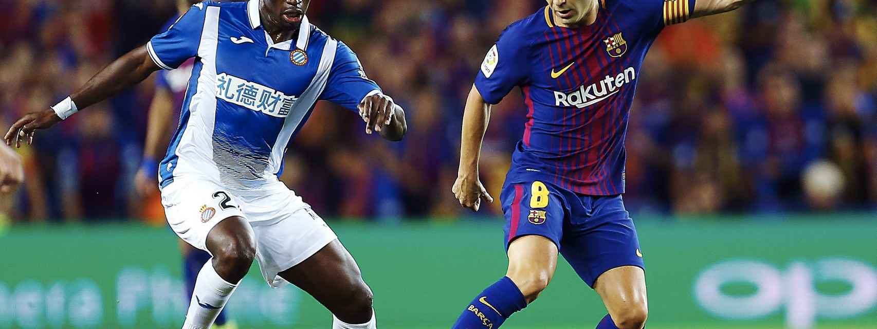 Iniesta, ante Diop, en el Barcelona - Espanyol.