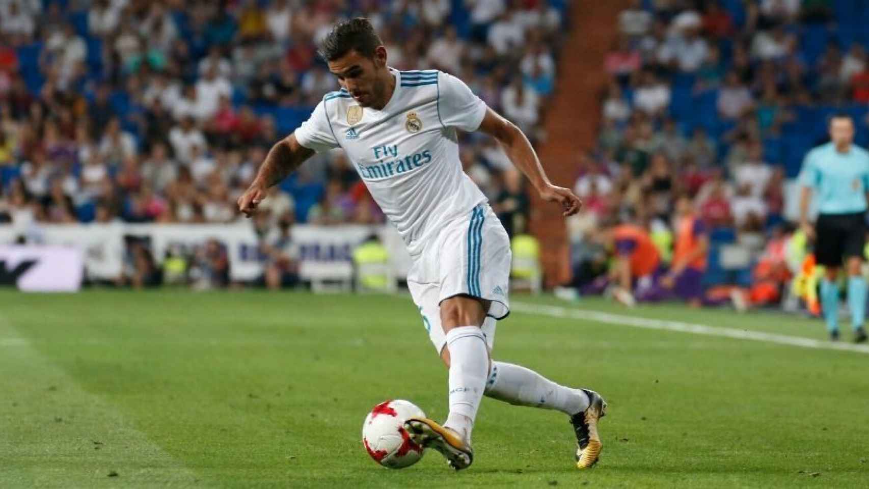 Theo Hernández dirigiendo el balón. Foto: Pedro Rodríguez / El Bernabéu