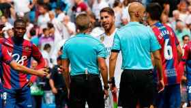 Sergio Ramos habla con Hernández Hernández Foto: Manu Laya / El Bernabéu