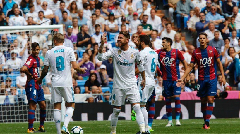 Sergio Ramos reclama una falta al árbitro. Foto: Manu Laya / El Bernabéu