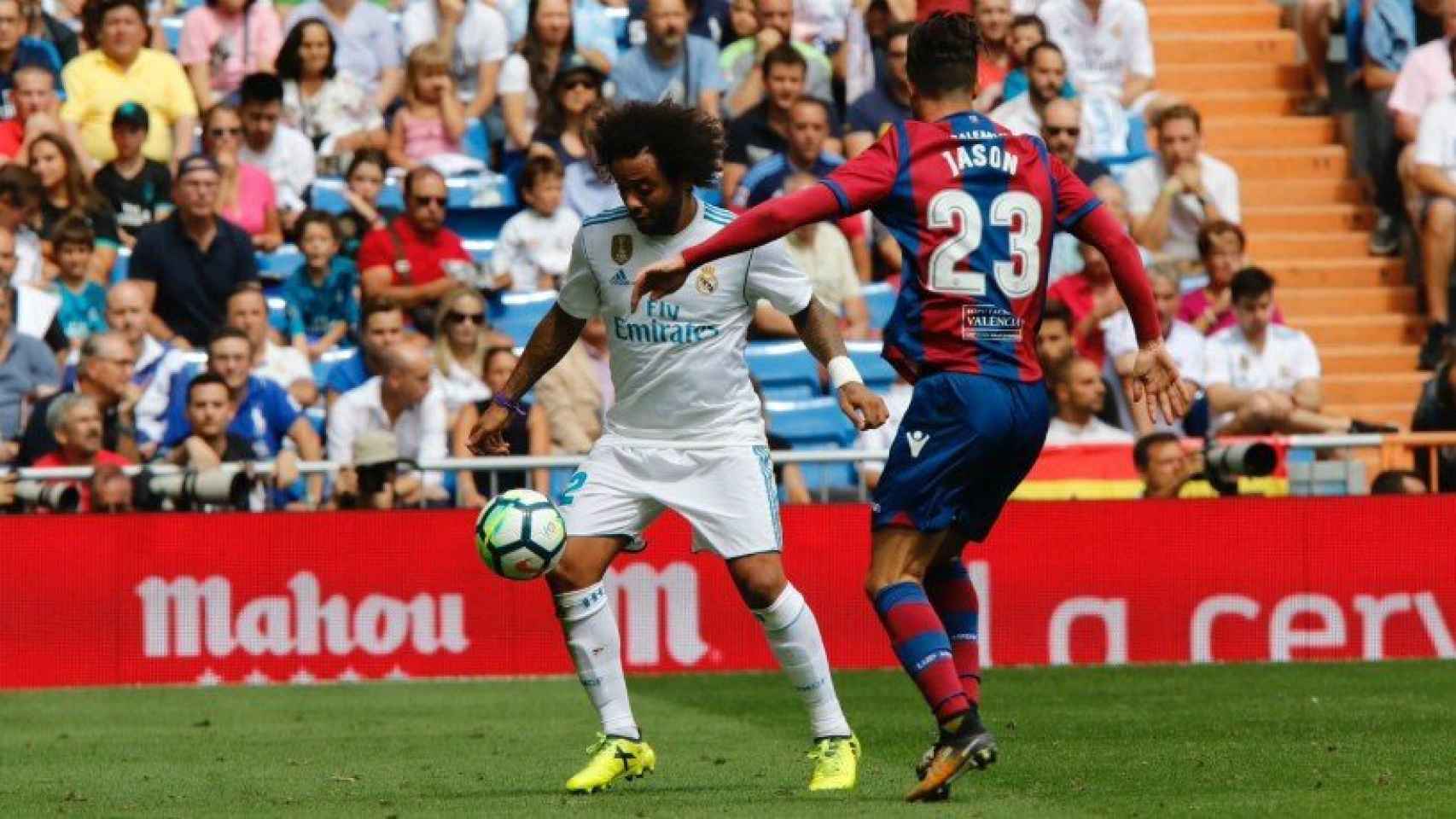 Marcelo ante Jason. Foto: Manu Laya / El Bernabéu