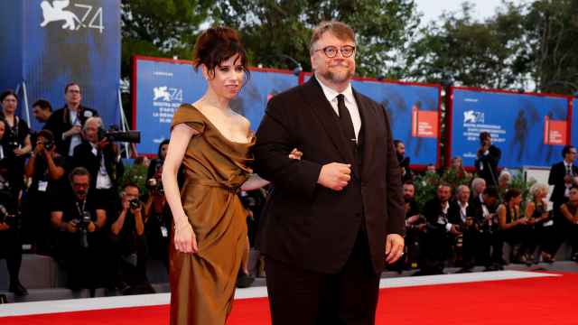 Guillermo del Toro y la actriz Sally Hawkins en la alfombra roja de Venecia.
