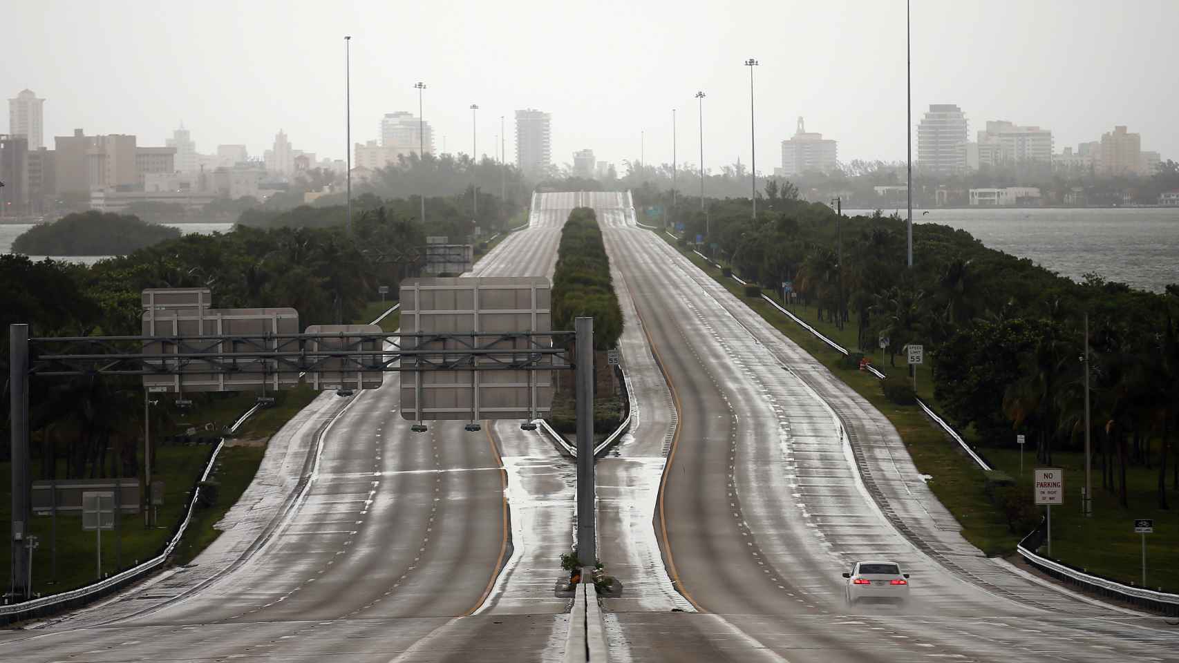 Un coche transita en solitario por una autovía de Miami antes de la llegada de Irma.