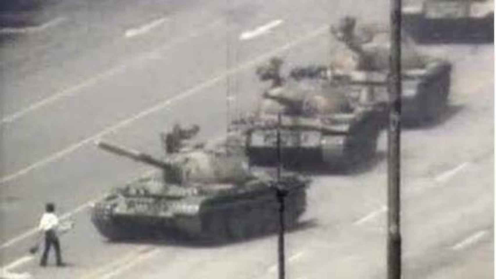 Imagen de los tanques en la plaza de Tiananmen de Pekín en 1989 que Assange ha utilizado para ilustrar su tuit sobre cataluña.