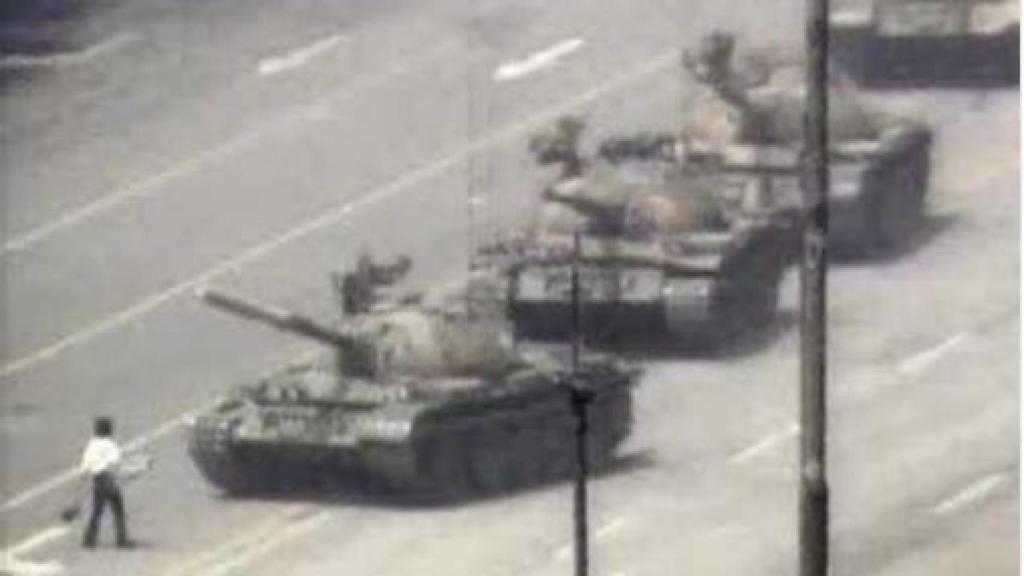 Imagen de los tanques en la plaza de Tiananmen de Pekín en 1989 que Assange ha utilizado para ilustrar su tuit sobre cataluña.