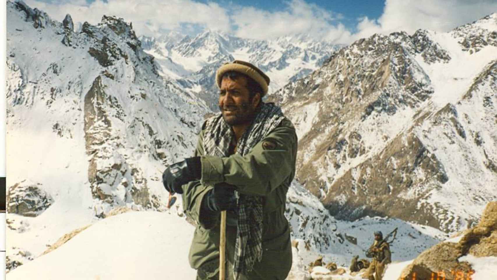 Masood Khalili, en los años 80 en las montañas de Afganistán, en su etapa contra la ocupación soviética. Álbum personal.