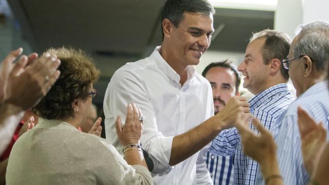 Pedro Sánchez, esta semana con militantes en Extremadura.