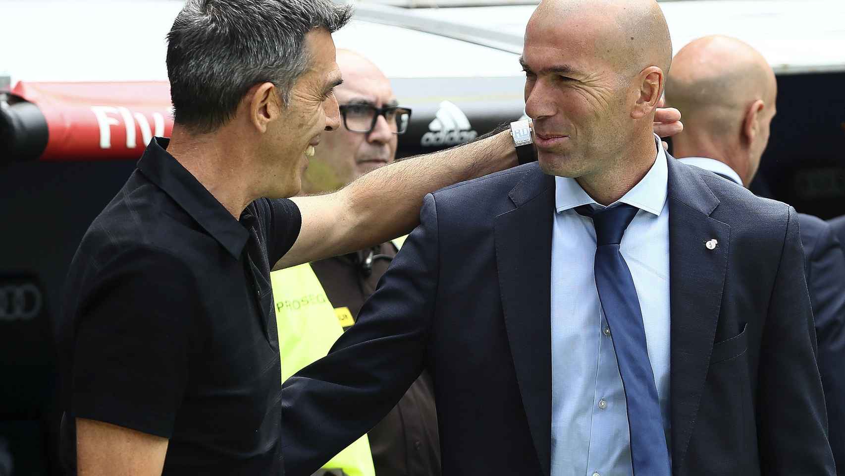Zidane saluda a Muñiz, entrenador del Levante, en el partido del sábado.