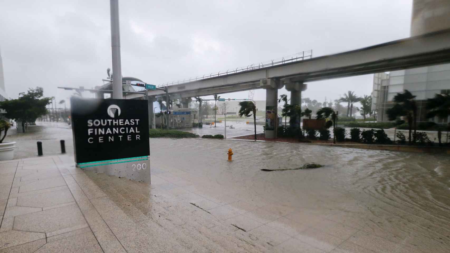 Inundaciones en el Biscayne Boulevard de Miami.