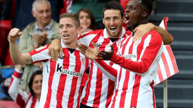 Muniain, Aduriz y Williams celebran un gol.