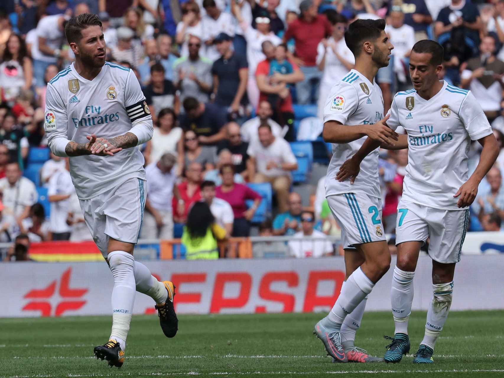 Sergio Ramos, Lucas y Asensio celebran un gol.