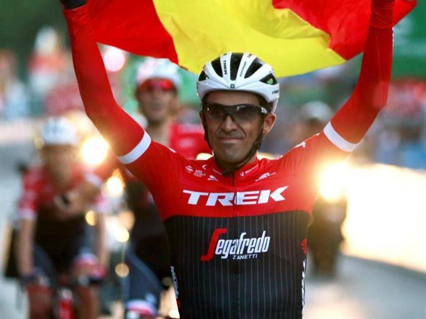 Alberto Contador, en su último día como ciclista, con la bandera de España.