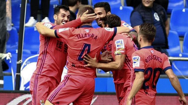 Los jugadores de la Real Sociedad celebran un gol en Riazor.