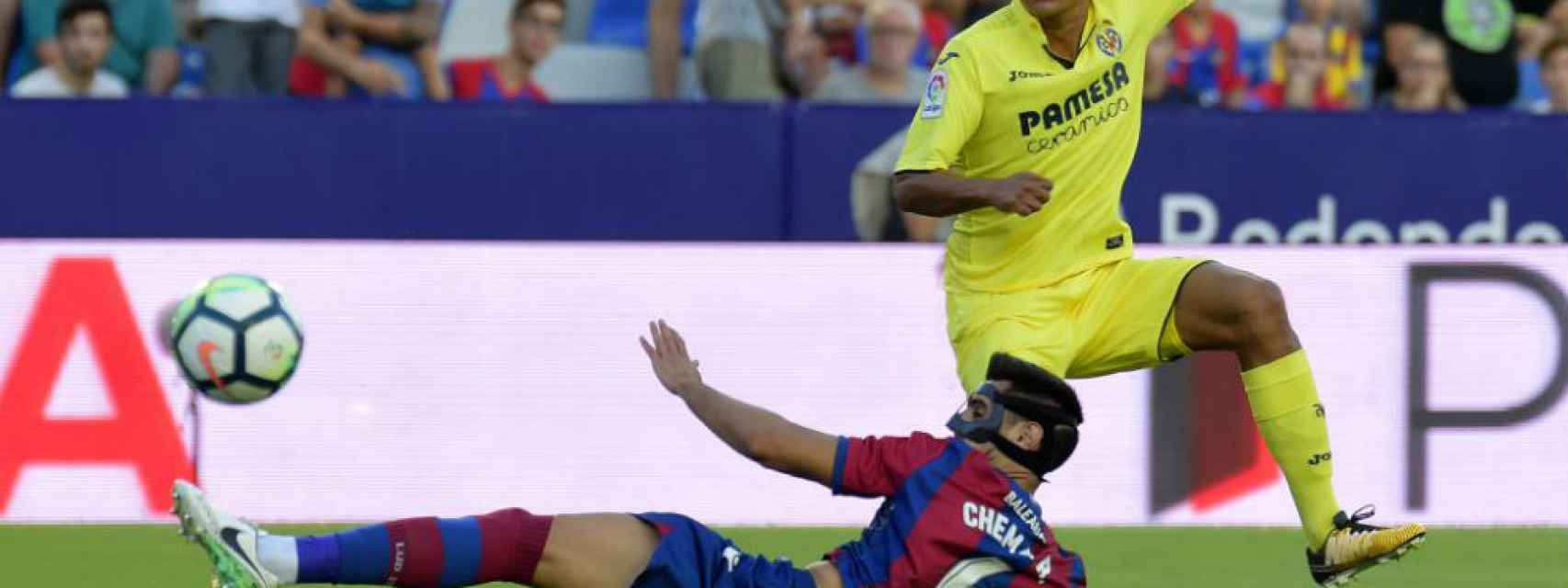 Carlos Bacca en un partido con el Villarreal.
