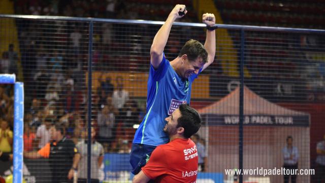 Paquito Navarro y Sanyo Gutiérrez celebran su victoria en Sevilla.