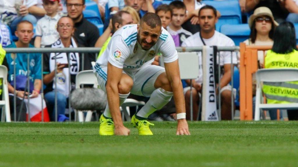 Benzema se lesiona ante el Levante. Foto: Manu Laya / El Bernabéu