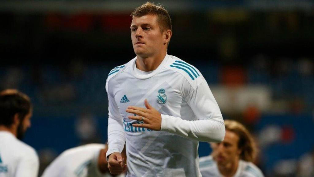 Kroos, calentando en el Bernabéu. Foto: Pedro Rodríguez / El Bernabéu