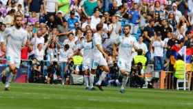 Los jugadores felicitan a Lucas Vázquez. Foto: Manu Laya / El Bernabéu